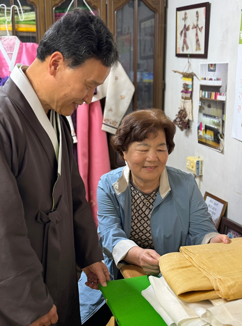 오정자 루비한복 대표와 한국한복진흥원장